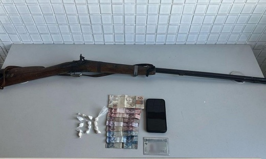Mucugê: CIPE Chapada apreende drogas, arma de fogo e veículo com restrição de furto/roubo