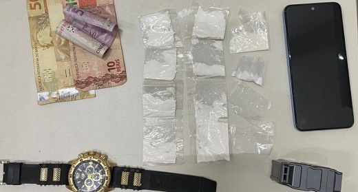 Polícia Militar apreende drogas durante abordagem a bar em Macaúbas