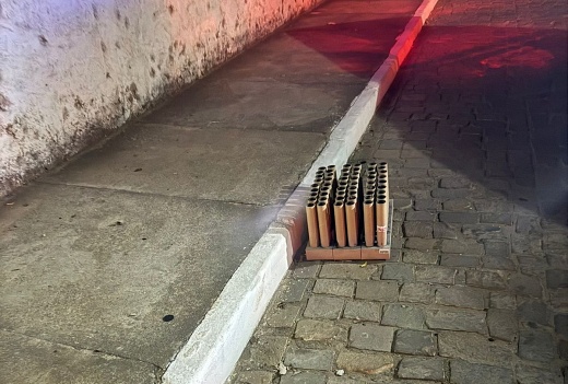 Policiais apagam incêndio provocado por fogos de artificio durante a Operação Rio do Pires Segura