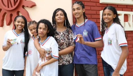Mais de 255 mil estudantes na Bahia são beneficiados pelo programa Pé-de-Meia