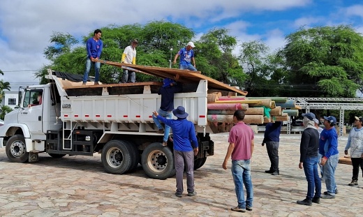 Guanambi: preparação da Praça do Feijão para o tradicional São João do Gurutuba é iniciada